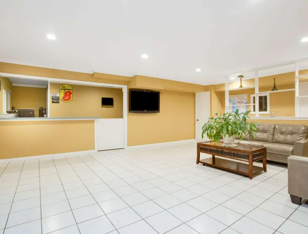 Super 8 by Wyndham Defuniak Springs hotel detail image 2