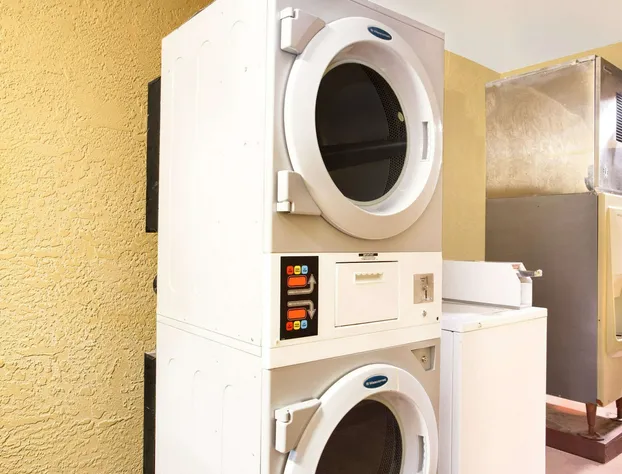 Super 8 by Wyndham Defuniak Springs hotel detail image 3