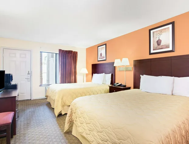 Super 8 by Wyndham Defuniak Springs hotel detail image 4