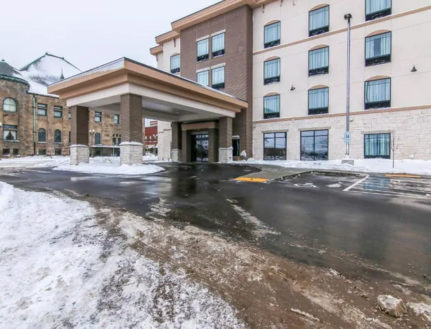 Cobblestone Inn & Suites at UW Stout Downtown Menomonie hotel detail image 4