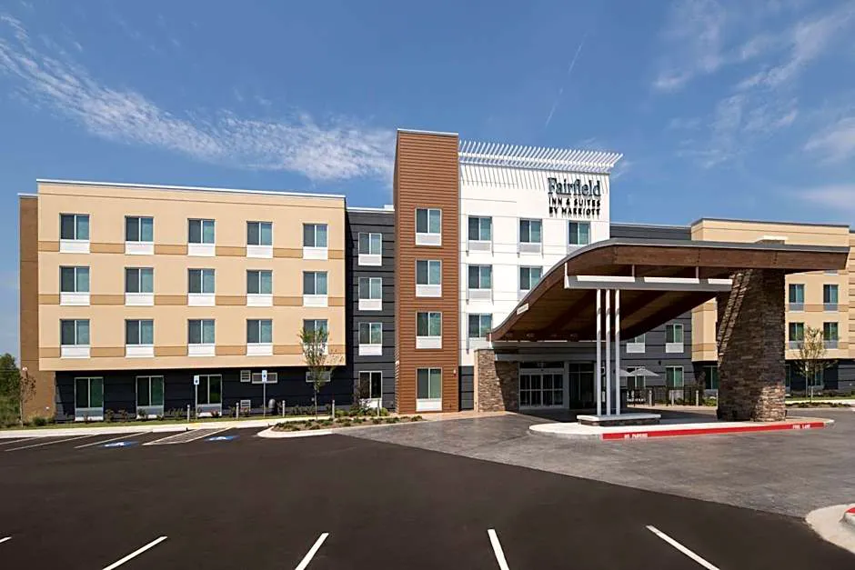 Fairfield Inn & Suites by Marriott Little Rock Airport hotel hero