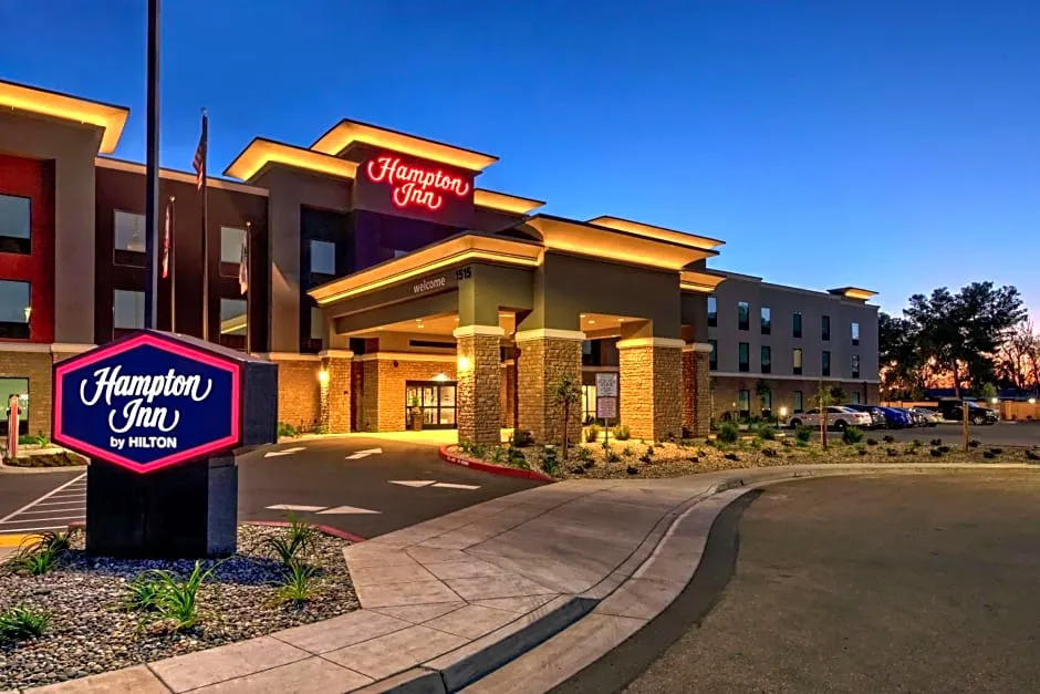 Hampton Inn Fresno Airport hotel hero