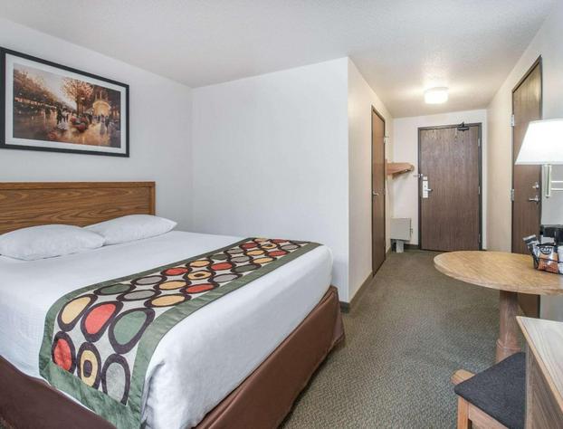 Super 8 by Wyndham Rapid City/Lacrosse St hotel detail image 4