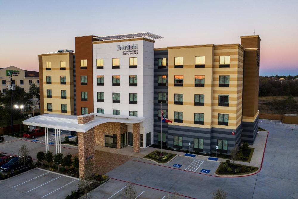 Fairfield Inn & Suites by Marriott Houston Brookhollow hotel hero