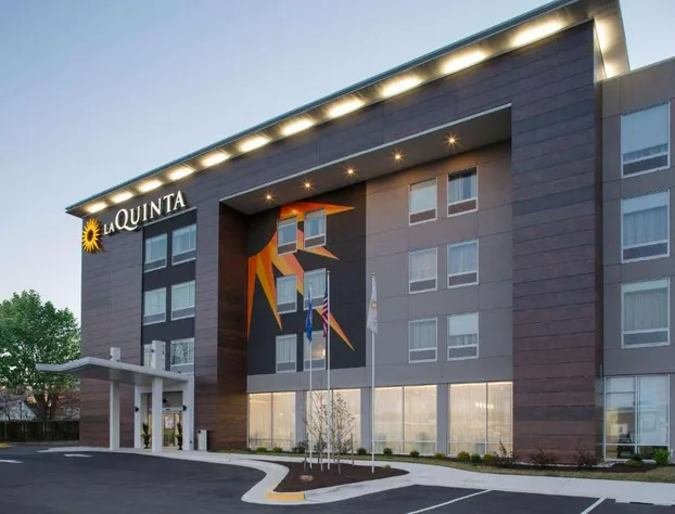 La Quinta Inn & Suites by Wyndham Manassas Va-Dulles Airport hotel detail image 1