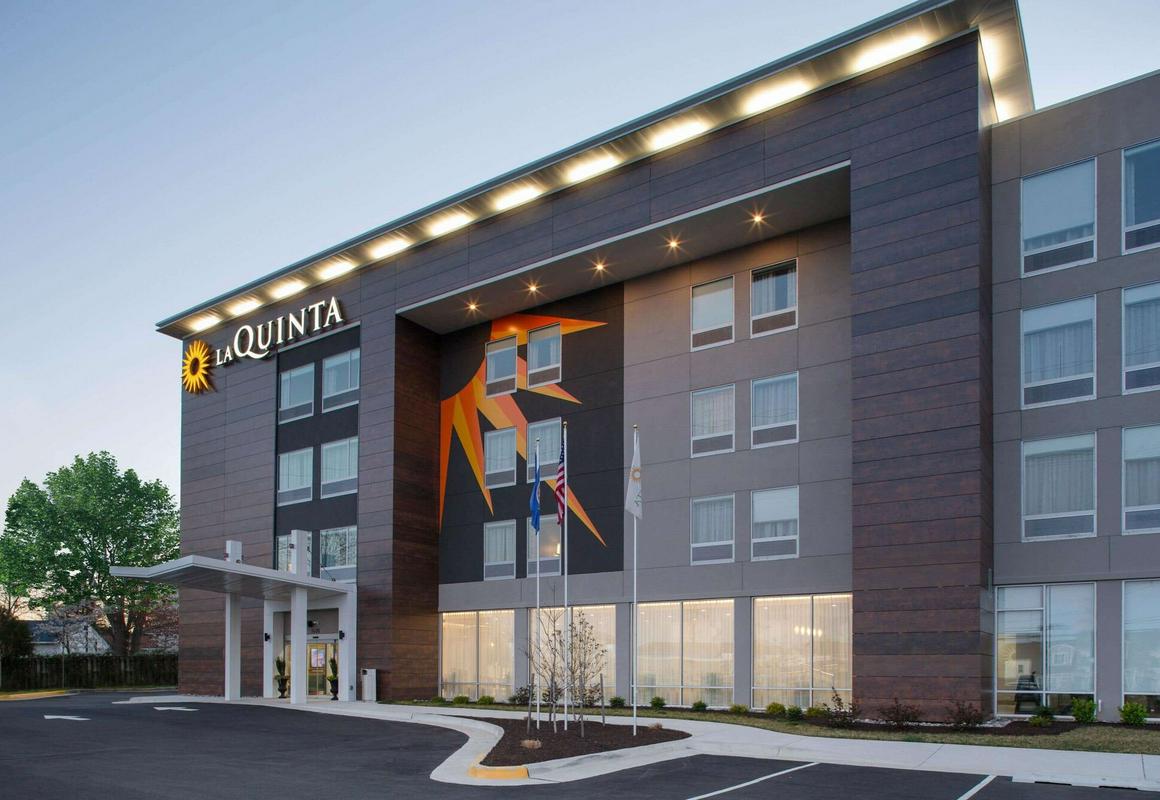 La Quinta Inn & Suites by Wyndham Manassas Va-Dulles Airport hotel hero