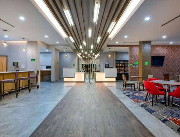 La Quinta Inn & Suites by Wyndham Manassas Va-Dulles Airport hotel detail image 2