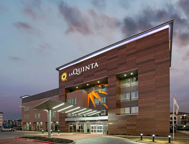 La Quinta Inn & Suites by Wyndham DFW West-Glade Parks hotel detail image 1