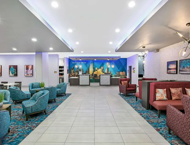 La Quinta Inn & Suites by Wyndham DFW West-Glade Parks hotel detail image 2