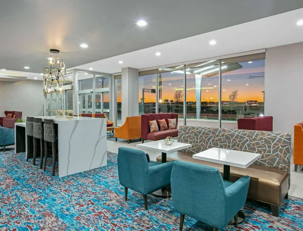 La Quinta Inn & Suites by Wyndham DFW West-Glade Parks hotel detail image 3
