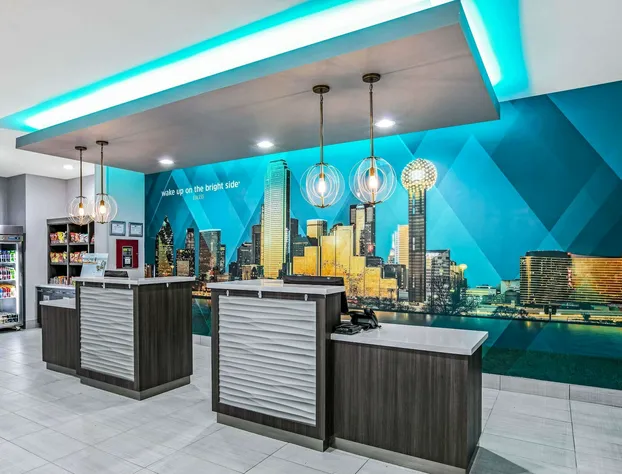 La Quinta Inn & Suites by Wyndham DFW West-Glade Parks hotel detail image 4