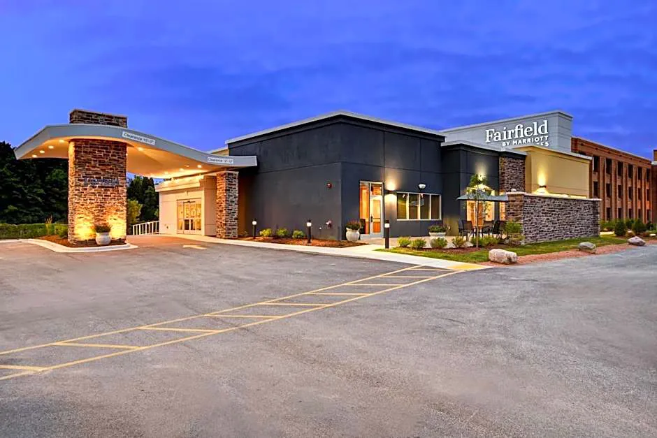 Fairfield Inn & Suites by Marriott Milwaukee North hotel hero