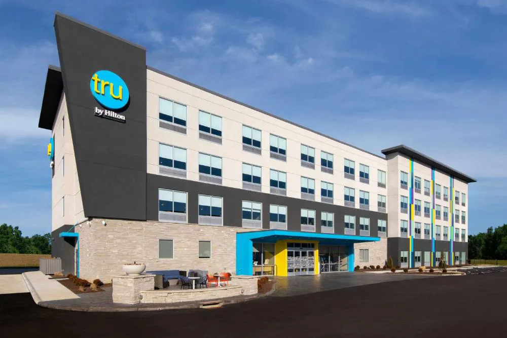 TRU BY Hilton Sharonville hotel hero