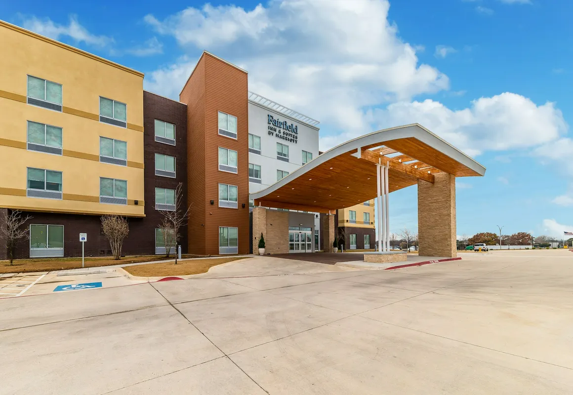Fairfield Inn & Suites by Marriott Gainesville I-35 hotel hero