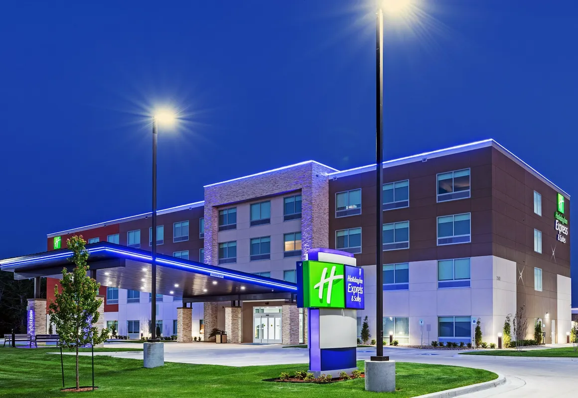 Holiday Inn Express & Suites Parsons by IHG hotel hero