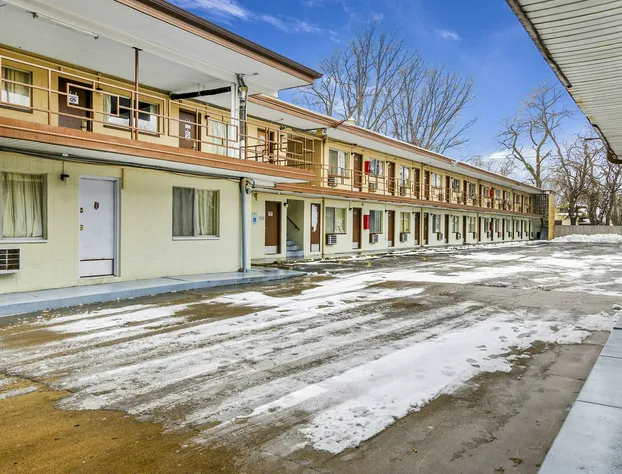 OYO Hotel Downtown Peoria I-74 hotel detail image 2