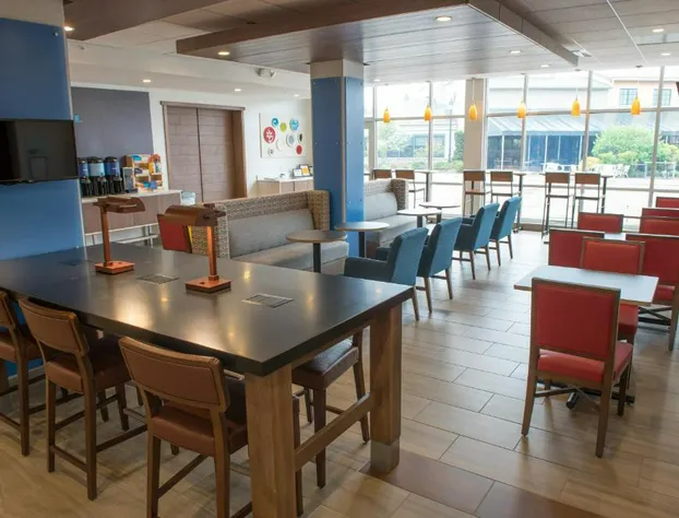 Holiday Inn Express & Suites Warsaw - E Center by IHG hotel detail image 4