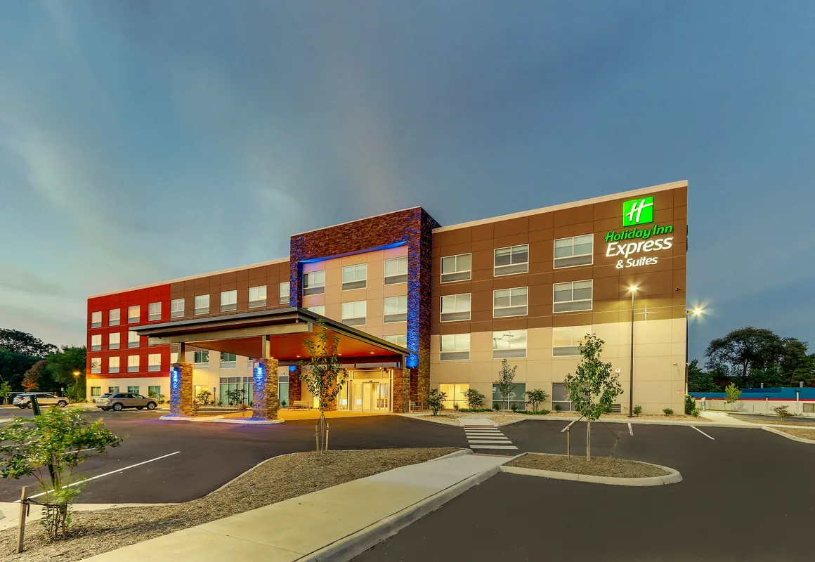 Holiday Inn Express & Suites Roanoke – Civic Center by IHG hotel hero