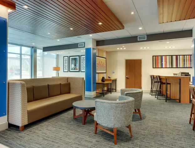 Holiday Inn Express & Suites Roanoke – Civic Center by IHG hotel detail image 3