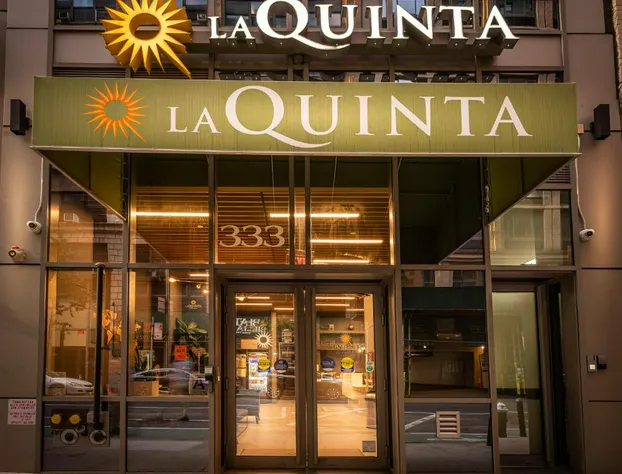 La Quinta Inn & Suites by Wyndham Times Square South hotel detail image 2