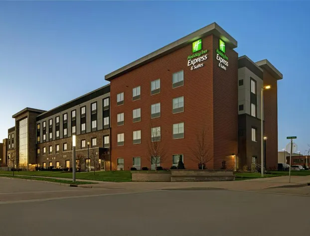 Holiday Inn Express & Suites Milwaukee - Brookfield by IHG hotel detail image 2