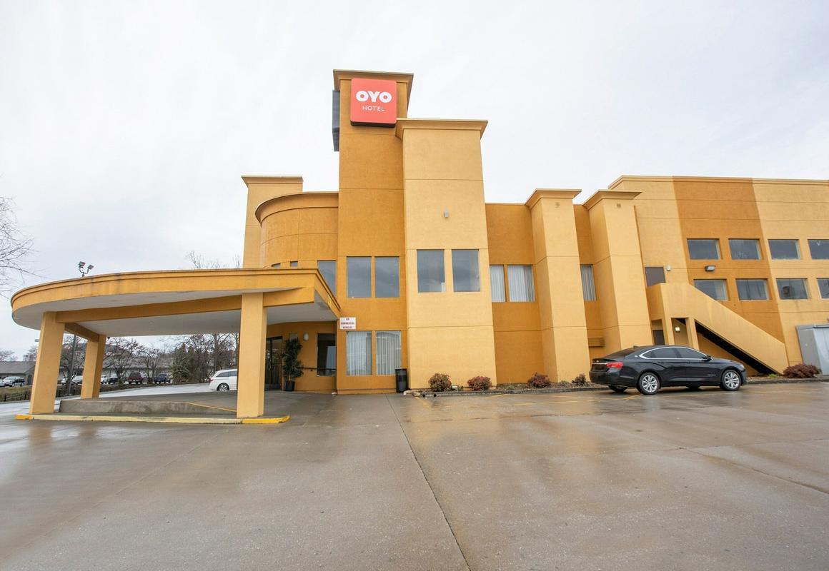 OYO Hotel Knoxville TN Cedar Bluff I-40 hotel hero