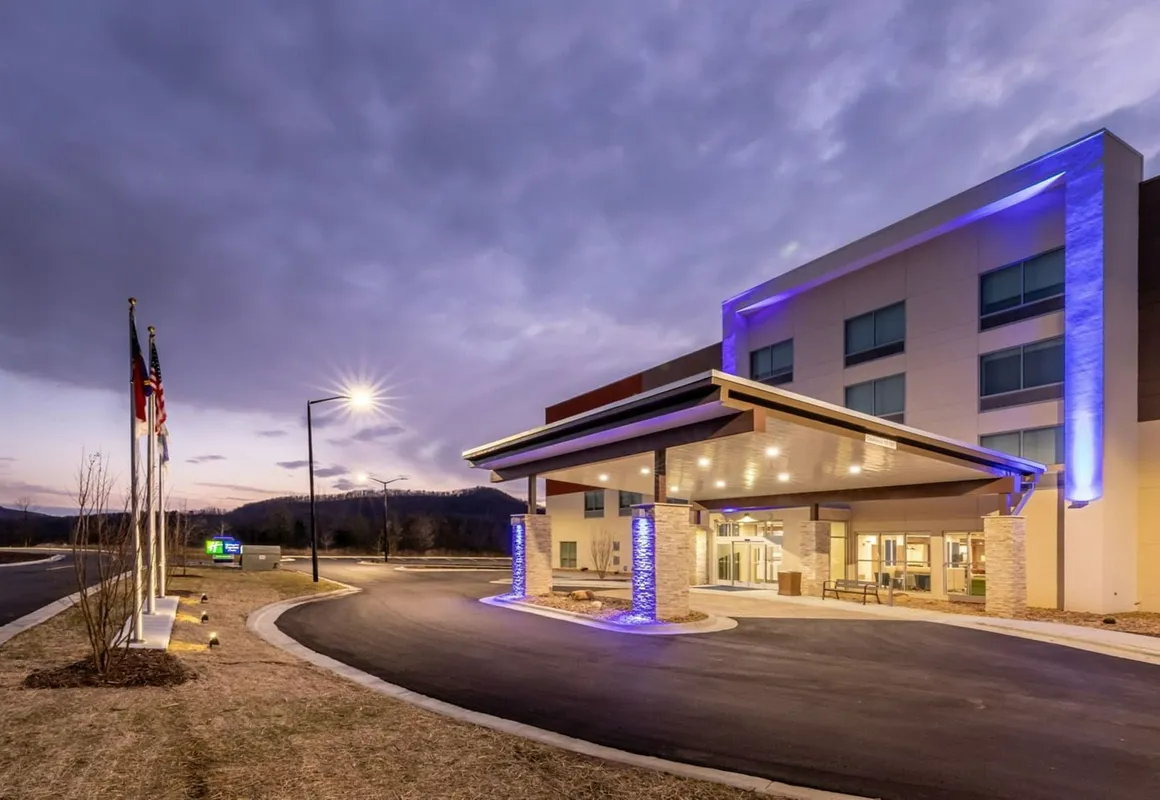 Holiday Inn Express & Suites Marion by IHG hotel hero