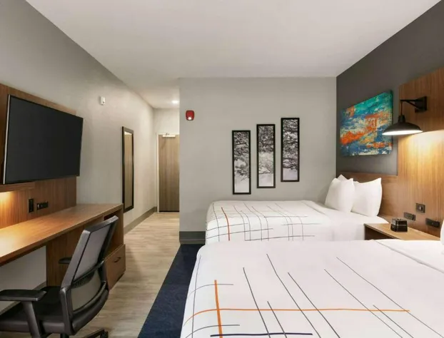 La Quinta Inn & Suites by Wyndham College Station North hotel detail image 1