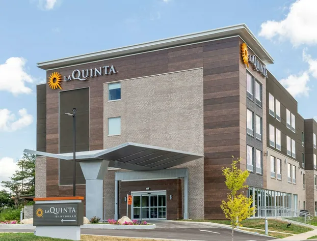 La Quinta Inn & Suites by Wyndham Bloomington hotel detail image 1