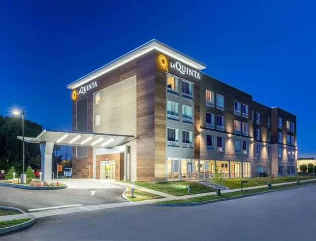 La Quinta Inn & Suites by Wyndham Bloomington hotel detail image 1