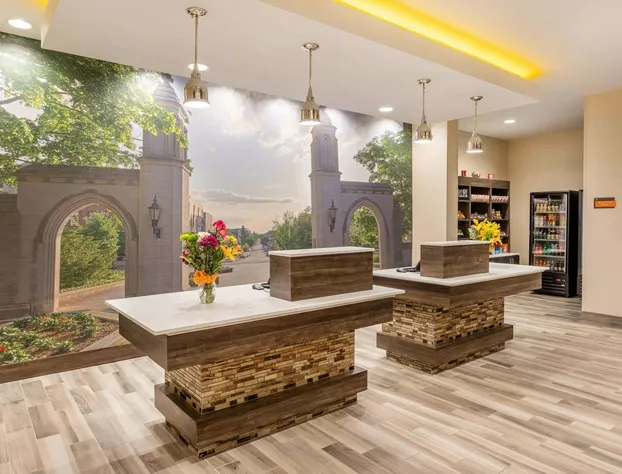 La Quinta Inn & Suites by Wyndham Bloomington hotel detail image 3