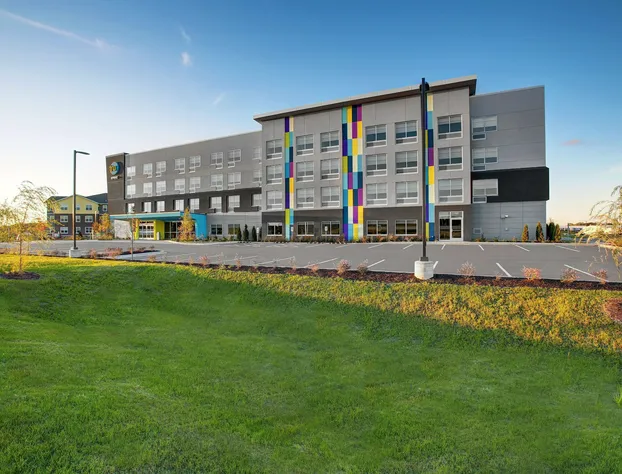 Tru by Hilton Stoughton hotel detail image 4