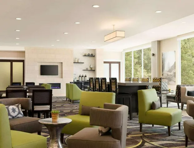 La Quinta Inn & Suites by Wyndham Burlington hotel detail image 4