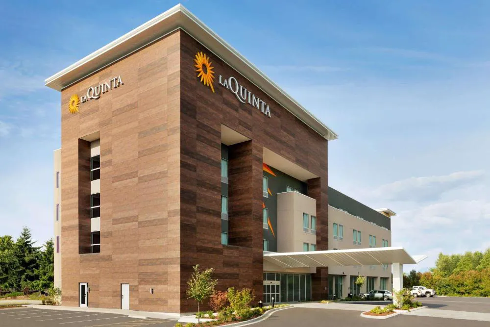 La Quinta Inn & Suites by Wyndham Burlington hotel hero