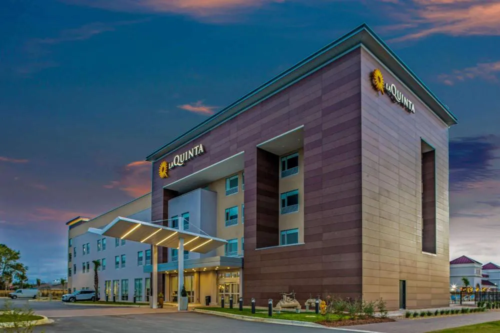 La Quinta Inn & Suites by Wyndham Miramar Beach-Destin hotel hero