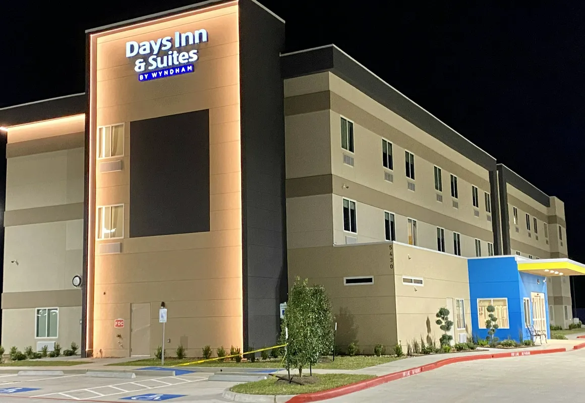 Days Inn & Suites by Wyndham Beaumont West / I-10 & Walden hotel hero
