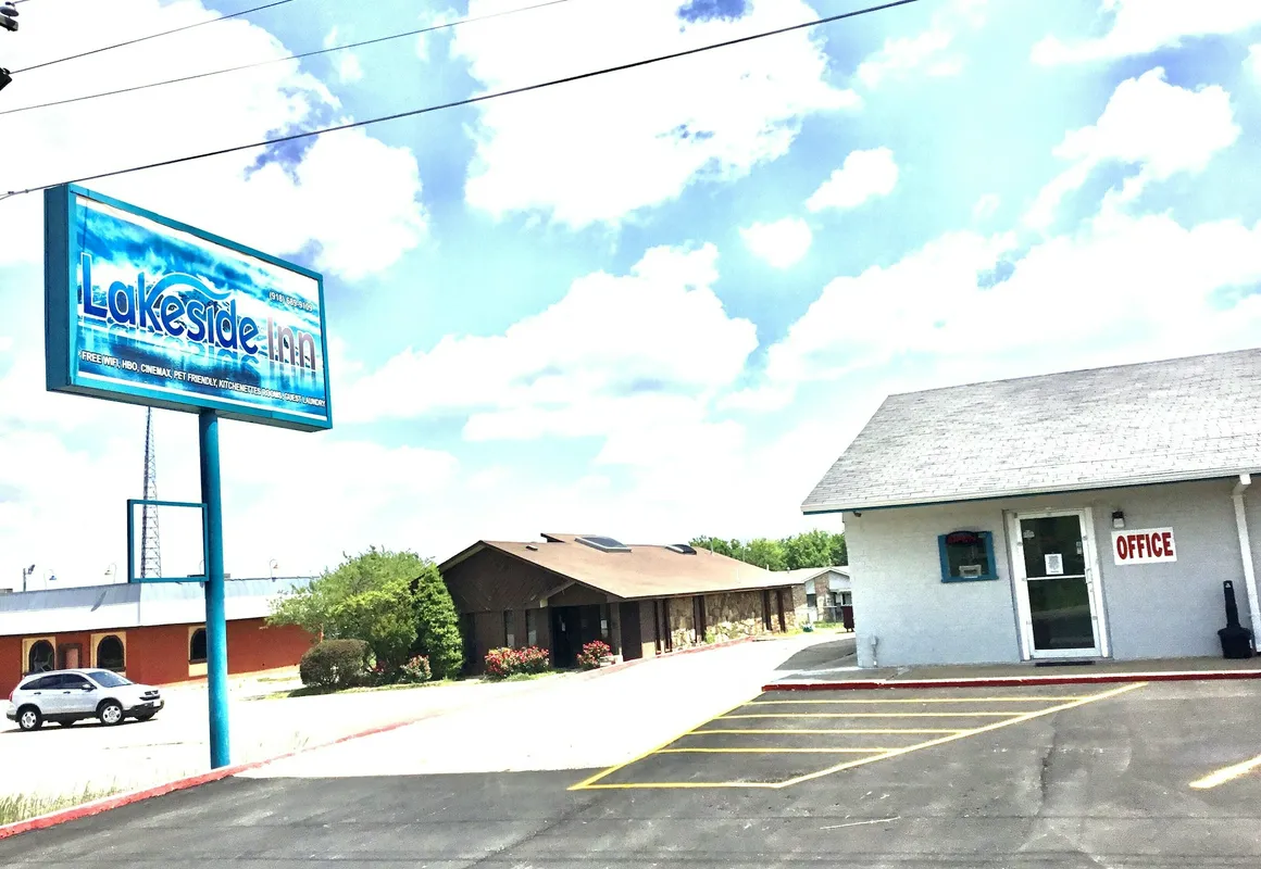 Lakeside inn hotel hero