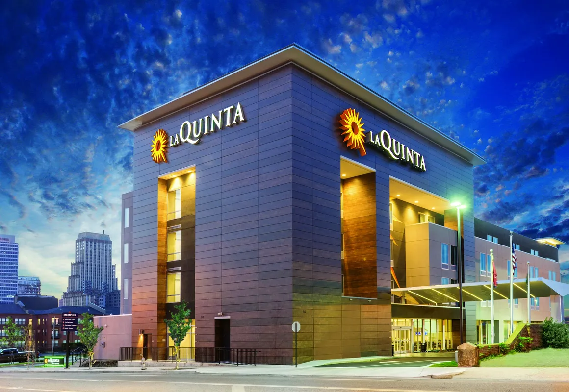 La Quinta Inn & Suites by Wyndham Orlando - IDrive Theme Parks hotel hero