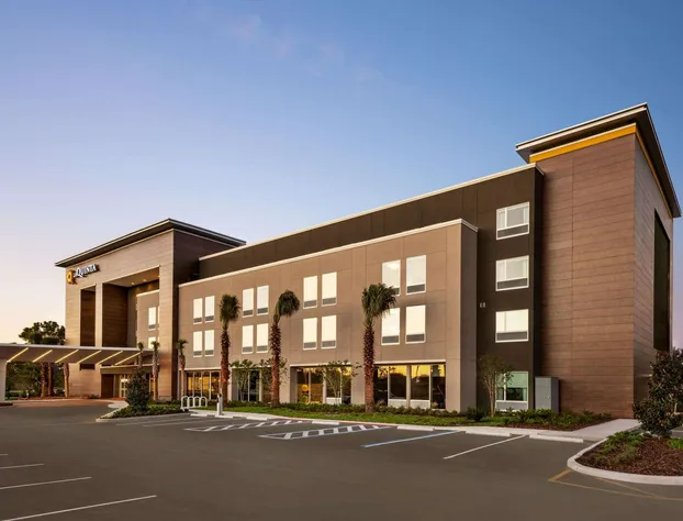 La Quinta Inn & Suites by Wyndham Orlando - IDrive Theme Parks hotel detail image 4