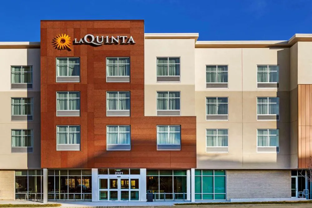 La Quinta Inn & Suites by Wyndham Kansas City Beacon Hill hotel hero