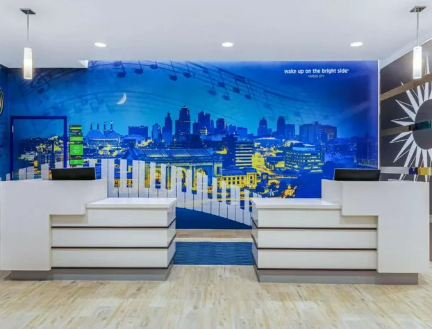 La Quinta Inn & Suites by Wyndham Kansas City Beacon Hill hotel detail image 4