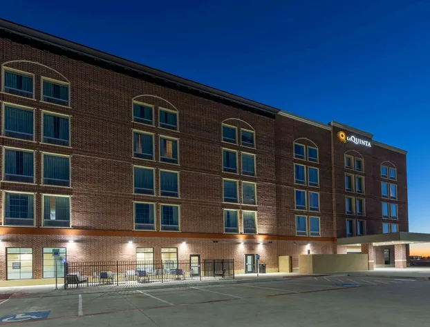 La Quinta Inn & Suites by Wyndham Dallas - Frisco Stadium hotel detail image 1