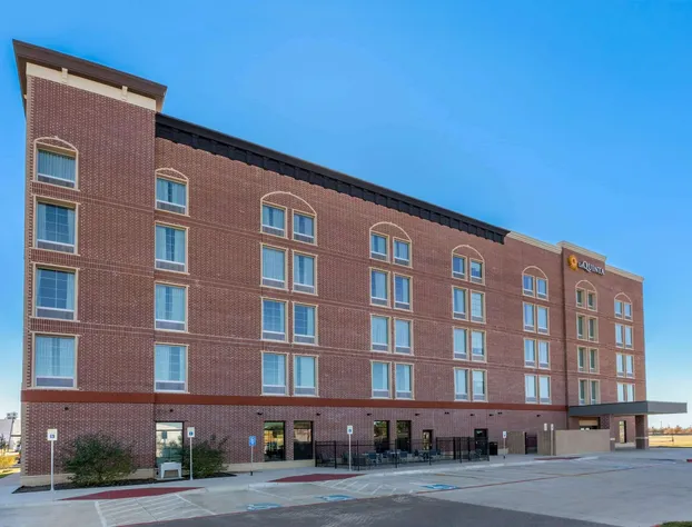 La Quinta Inn & Suites by Wyndham Dallas - Frisco Stadium hotel detail image 2