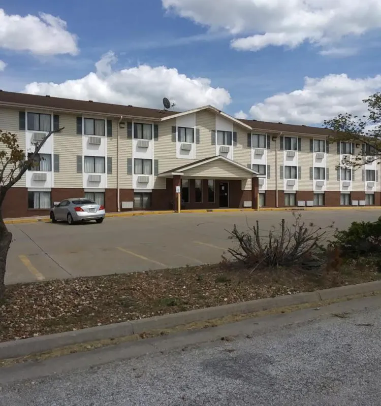 Amerihost Inn & Suites Kingdom City hotel hero