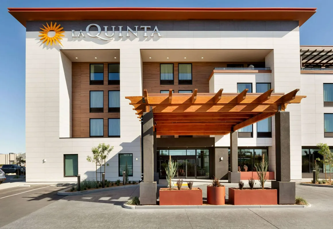 La Quinta Inn & Suites Santa Rosa Sonoma hotel hero