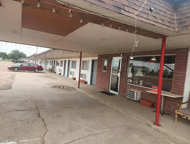 First Inn By OYO Quinter Hwy 70 hotel detail image 1