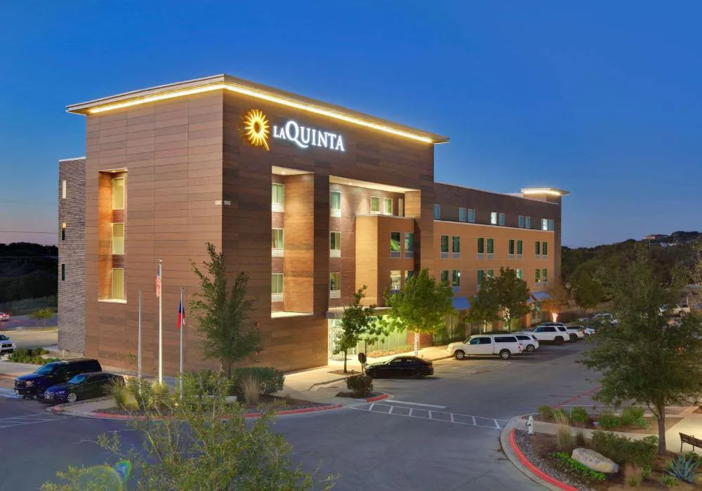 La Quinta Inn & Suites by Wyndham Lakeway hotel hero