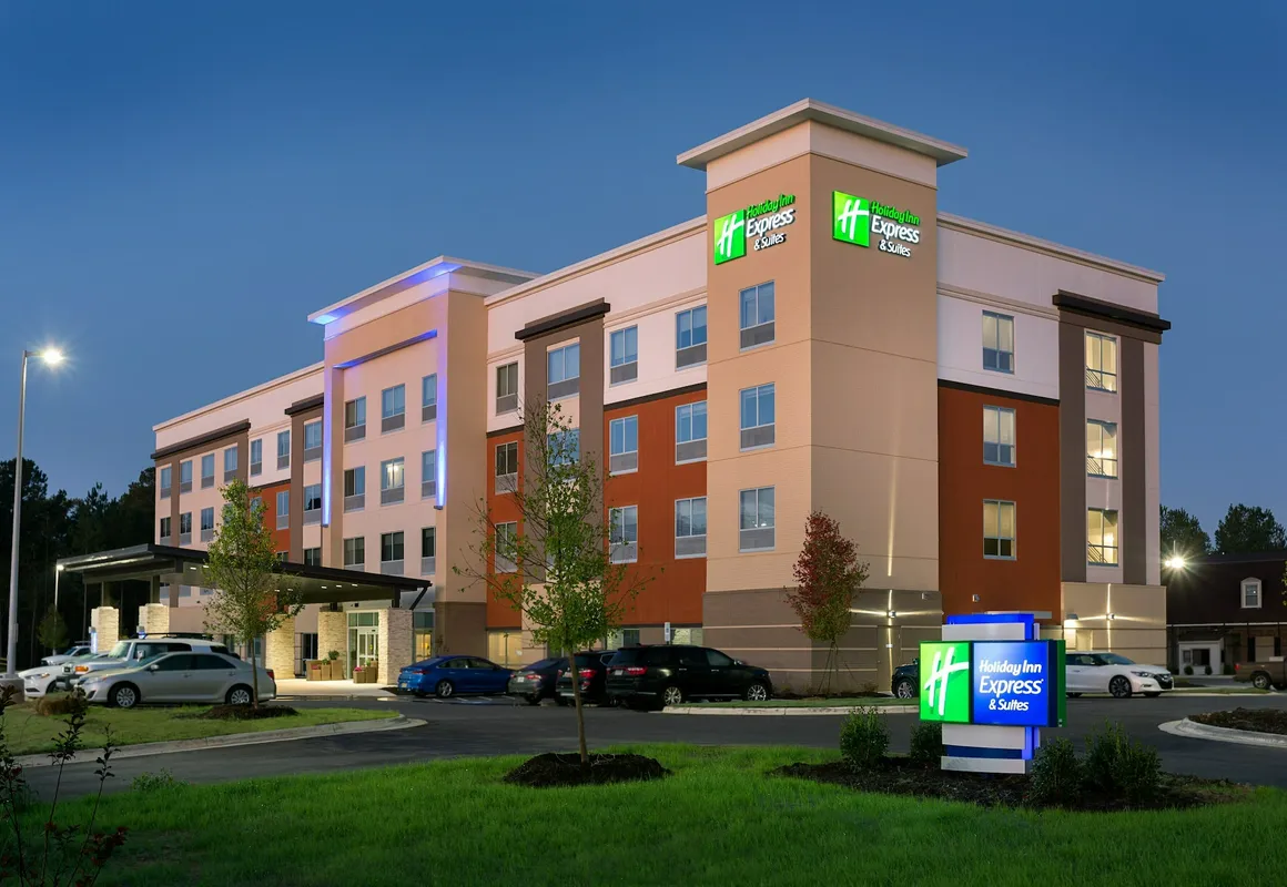 Holiday Inn Express & Suites Fayetteville South by IHG hotel hero