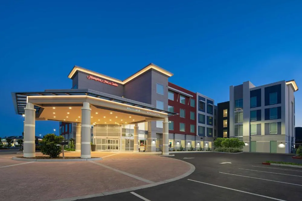 Hampton Inn & Suites Gilroy hotel hero