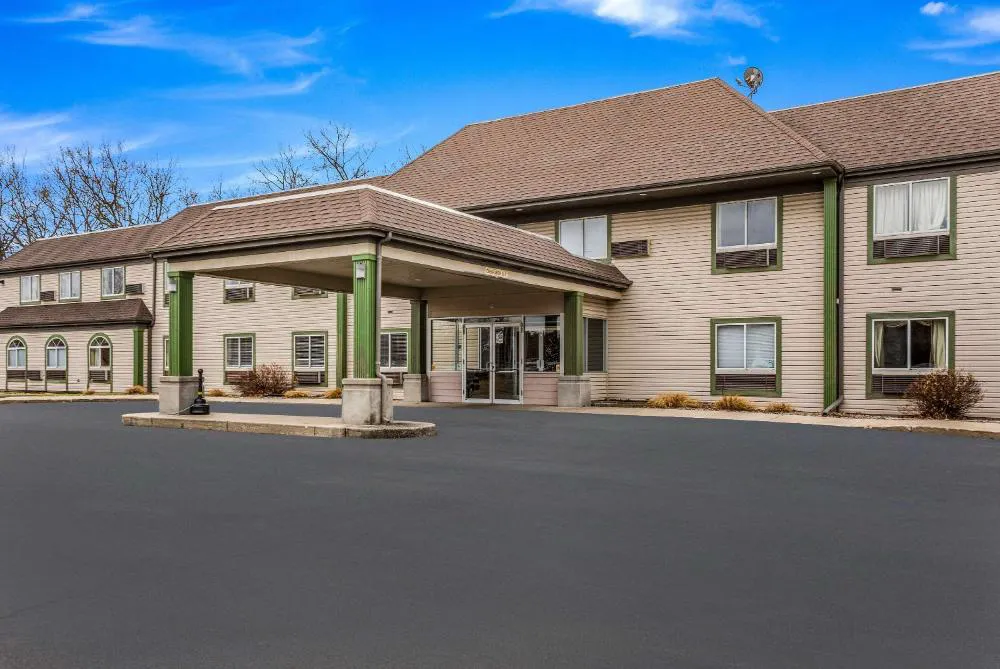 Econo Lodge Whitehall near Michigan's Adventure hotel hero